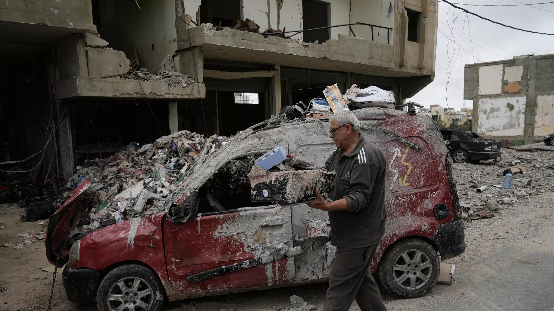 Homem recupera alguns pertences de um prédio destruído em um ataque aéreo israelense no bairro de Hosh, durante um cessar-fogo entre o Hezbollah e Israel. Tiro, Líbano, 19 de abril de 2026 - Sputnik Brasil, 1920, 30.09.2026