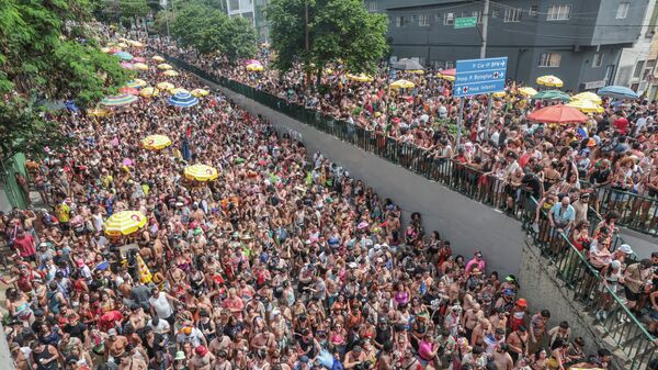 O desfile do Bloco. G Treme Mon Amour, no bairro da Bela Vista, em São Paulo, em 14 de fevereiro de 2026 - Sputnik Brasil