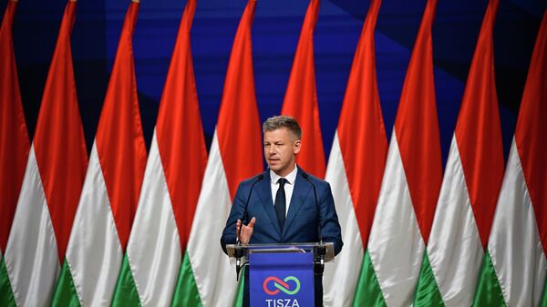 Péter Magyar fala com a imprensa em Budapeste, Hungria, um dia após o partido Tisza vencer as eleições do país, em 13 de abril de 2026 - Sputnik Brasil