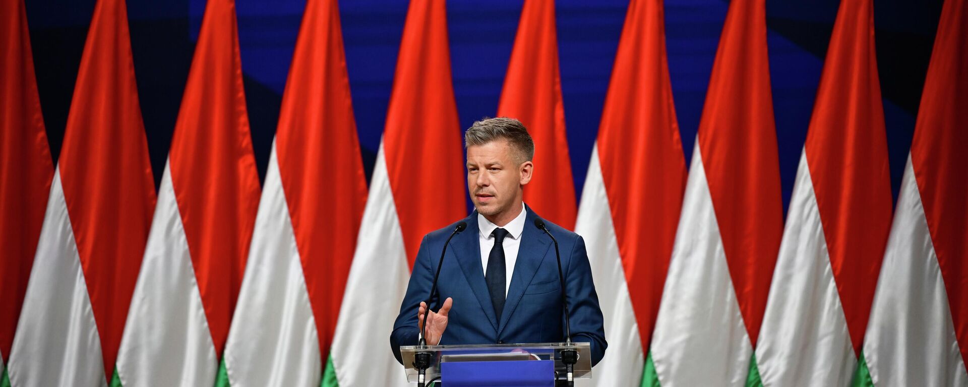 Péter Magyar fala com a imprensa em Budapeste, Hungria, um dia após o partido Tisza vencer as eleições do país, em 13 de abril de 2026 - Sputnik Brasil, 1920, 20.04.2026