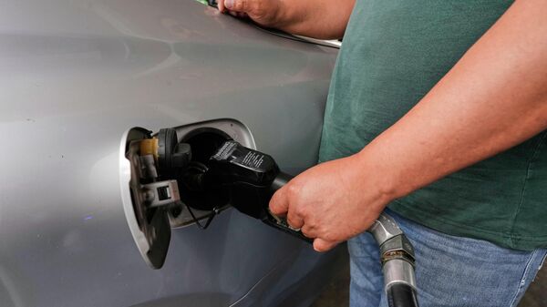 Adrian Perez, de Dallas, abastece seu veículo no posto Fuel City, Dallas, 17 de abril de 2026 - Sputnik Brasil