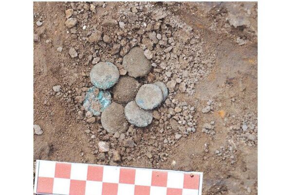 A – Carteira 4 no momento da descoberta. B – Estáter (moeda antiga adotada originalmente na Grécia) com um erro de gravação no nome do rei. C – Imitações de estáteres: 1, 2 – da camada de destruição em Fanagoria; 3 – da escavação da Cidade Alta em Fanagoria; 4, 5 – exemplos comparativos de catálogos publicados - Sputnik Brasil