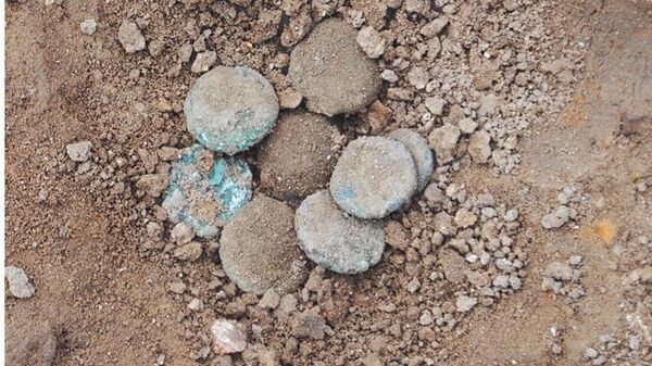 A carteira contendo moedas do século VI no momento da descoberta - Sputnik Brasil