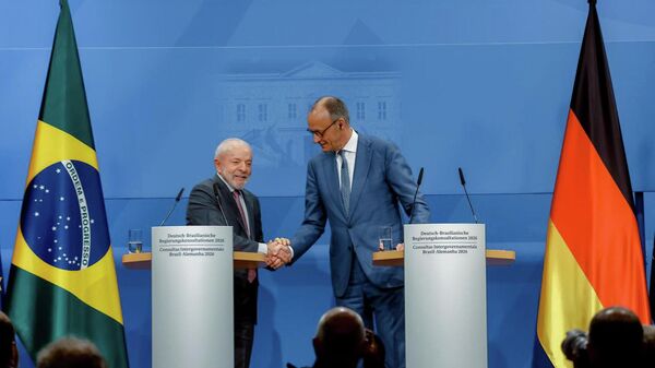 O presidente do Brasil, Luiz Inácio Lula da Silva, durante declaração conjunta à imprensa com o chanceler alemão, Friedrich Merz. Palácio de Herrenhause, Alemanha, 20 de abril de 2026 - Sputnik Brasil