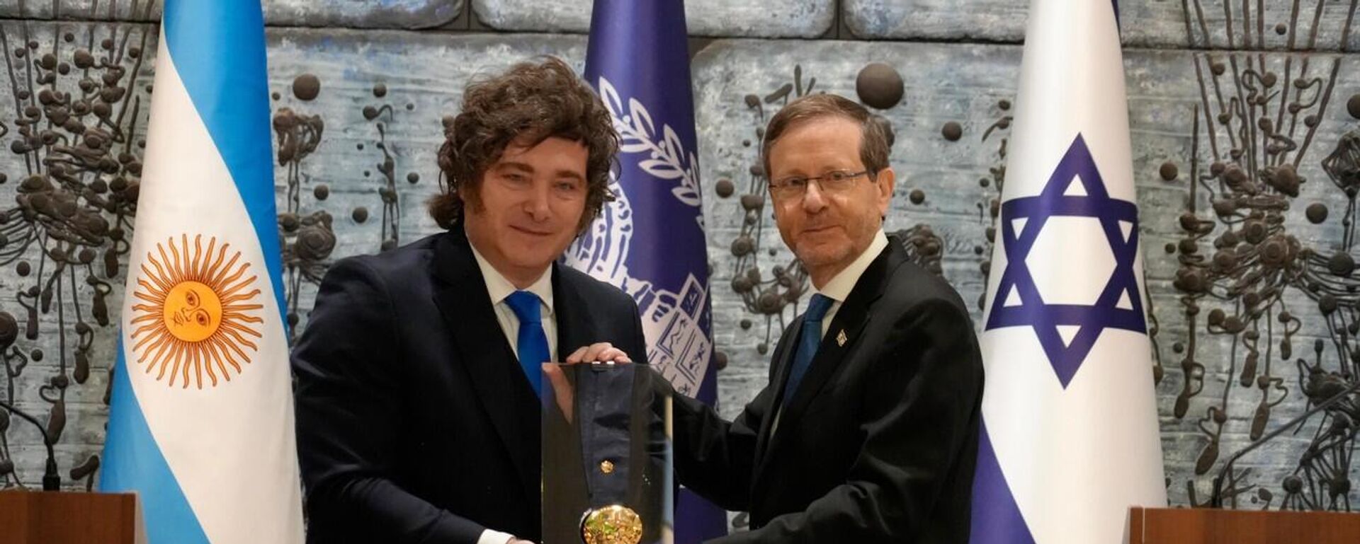 Javier Milei recebe prêmio do presidente de Israel, Isaac Herzog, em visita oficial ao país, em 20 de abril de 2026 - Sputnik Brasil, 1920, 20.04.2026