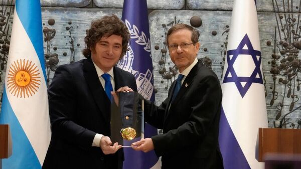 Javier Milei recebe prêmio do presidente de Israel, Isaac Herzog, em visita oficial ao país, em 20 de abril de 2026 - Sputnik Brasil