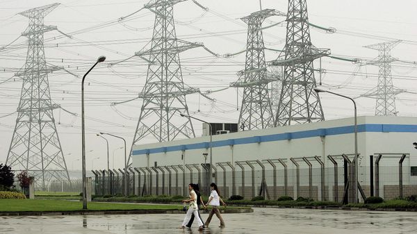 Arquivo: trabalhadores caminham ao lado dos pilares da Usina Nuclear nº 2 de Qinshan, a primeira usina nuclear da China, em Qinshan, a cerca de 125 quilômetros a sudoeste de Xangai, China, 10 de junho de 2005 - Sputnik Brasil