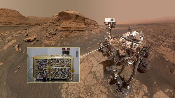 Selfie do rover Curiosity com detalhe mostrando o instrumento SAM antes de sua instalação. Nesta imagem, o rover está em frente ao Monte Mercou, um afloramento rochoso de seis metros de altura, e próximo ao local de amostragem Nontron - Sputnik Brasil