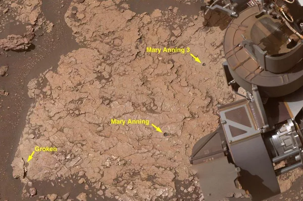 Esta imagem em close-up mostra os três furos de perfuração feitos pelo rover Curiosity da NASA em Marte, na localização Mary Anning - Sputnik Brasil