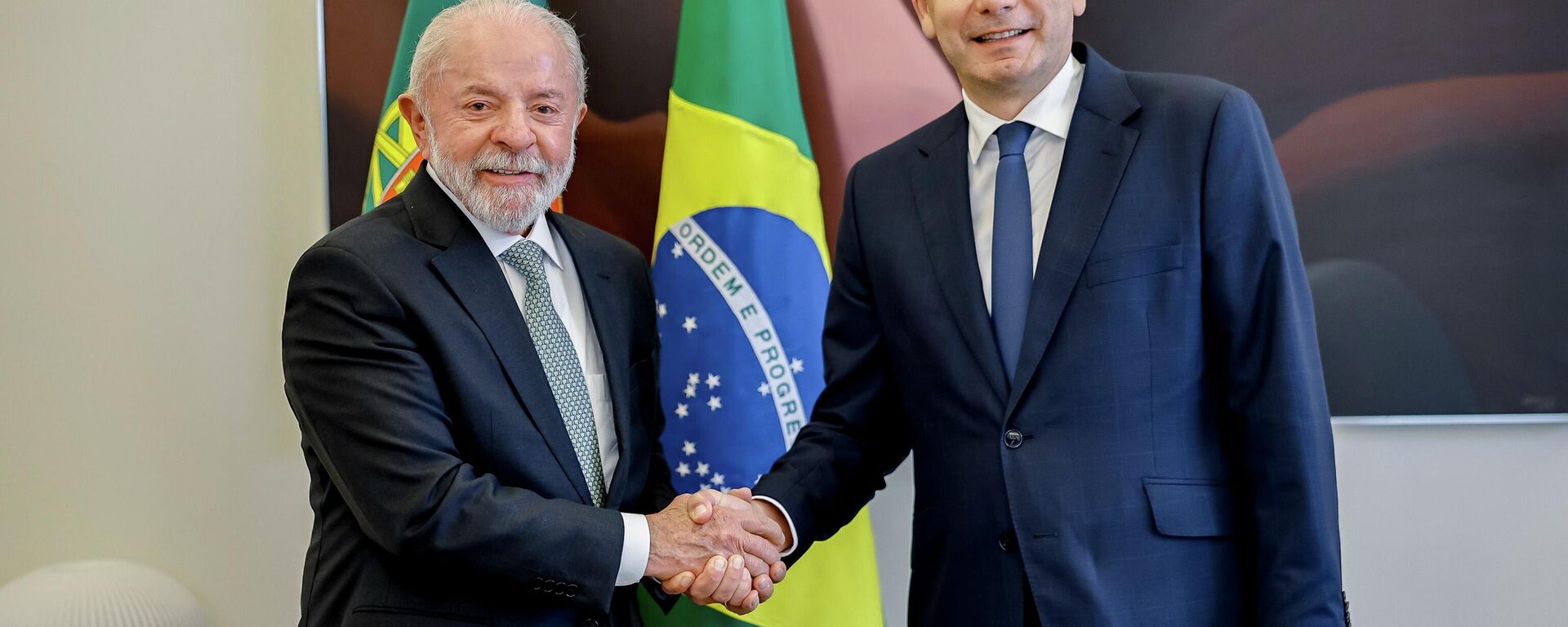 O presidente brasileiro Luiz Inácio Lula da Silva durante reunião privada com o primeiro-ministro da República Portuguesa, Luís Montenegro, no Palácio de São Bento, Portugal, 21 de abril de 2026 - Sputnik Brasil, 1920, 21.04.2026