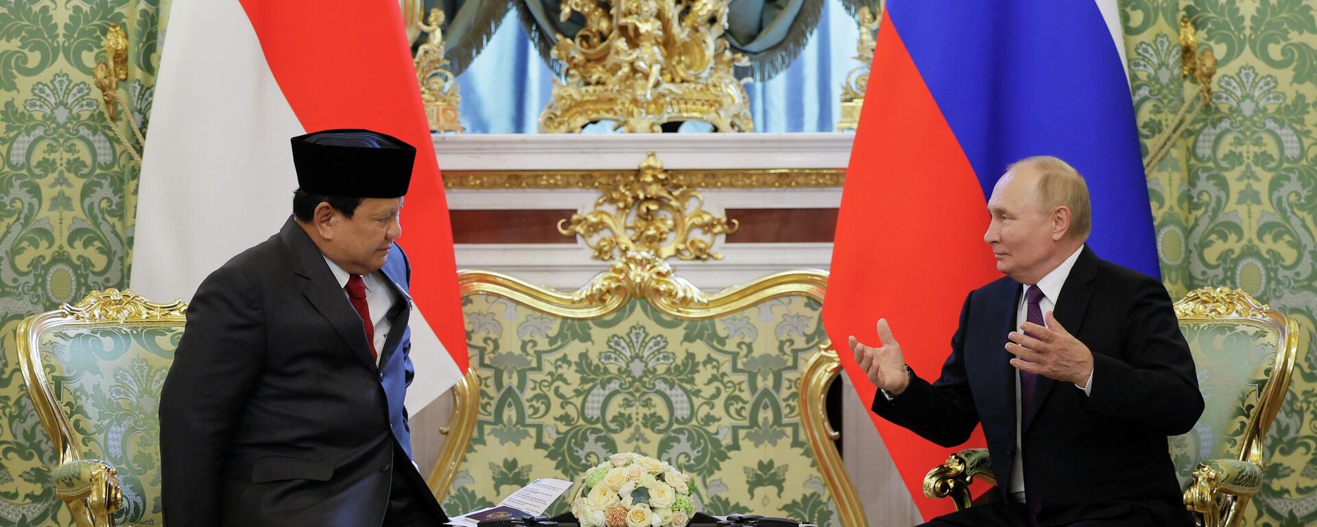 Vladimir Putin e Prabowo Subianto no Kremlin, em Moscou. Rússia, 31 de julho de 2024 - Sputnik Brasil, 1920, 22.04.2026
