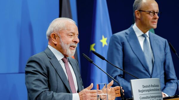O presidente brasileiro Luiz Inácio Lula da Silva durante declaração conjunta à imprensa ao lado do chanceler alemão, Friedrich Merz, Palácio de Herrenhause, Alemanha, 20 de abril de 2026 - Sputnik Brasil