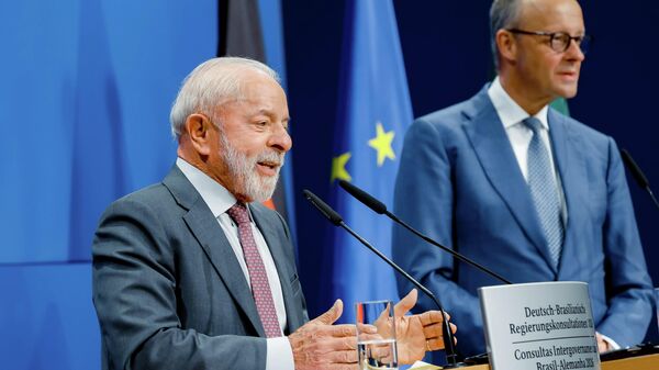 O presidente brasileiro Luiz Inácio Lula da Silva durante declaração conjunta à imprensa ao lado do chanceler alemão, Friedrich Merz, Palácio de Herrenhause, Alemanha, 20 de abril de 2026 - Sputnik Brasil