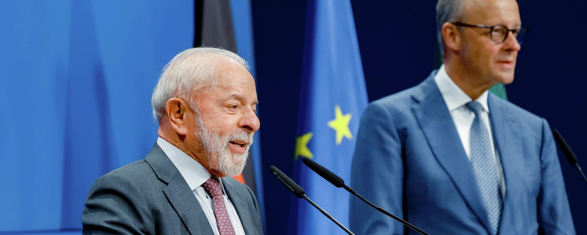 O presidente brasileiro Luiz Inácio Lula da Silva durante declaração conjunta à imprensa ao lado do chanceler alemão, Friedrich Merz, Palácio de Herrenhause, Alemanha, 20 de abril de 2026 - Sputnik Brasil, 1920, 22.04.2026