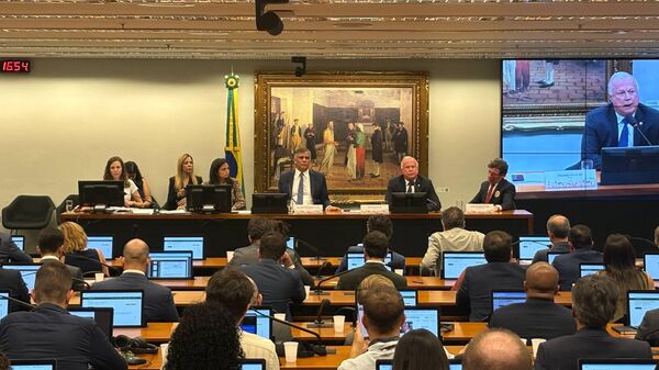 Deputados discutem relatório apresentado pelo deputado Paulo Azi (União-BA) sobre o fim da escala 6x1 - Sputnik Brasil