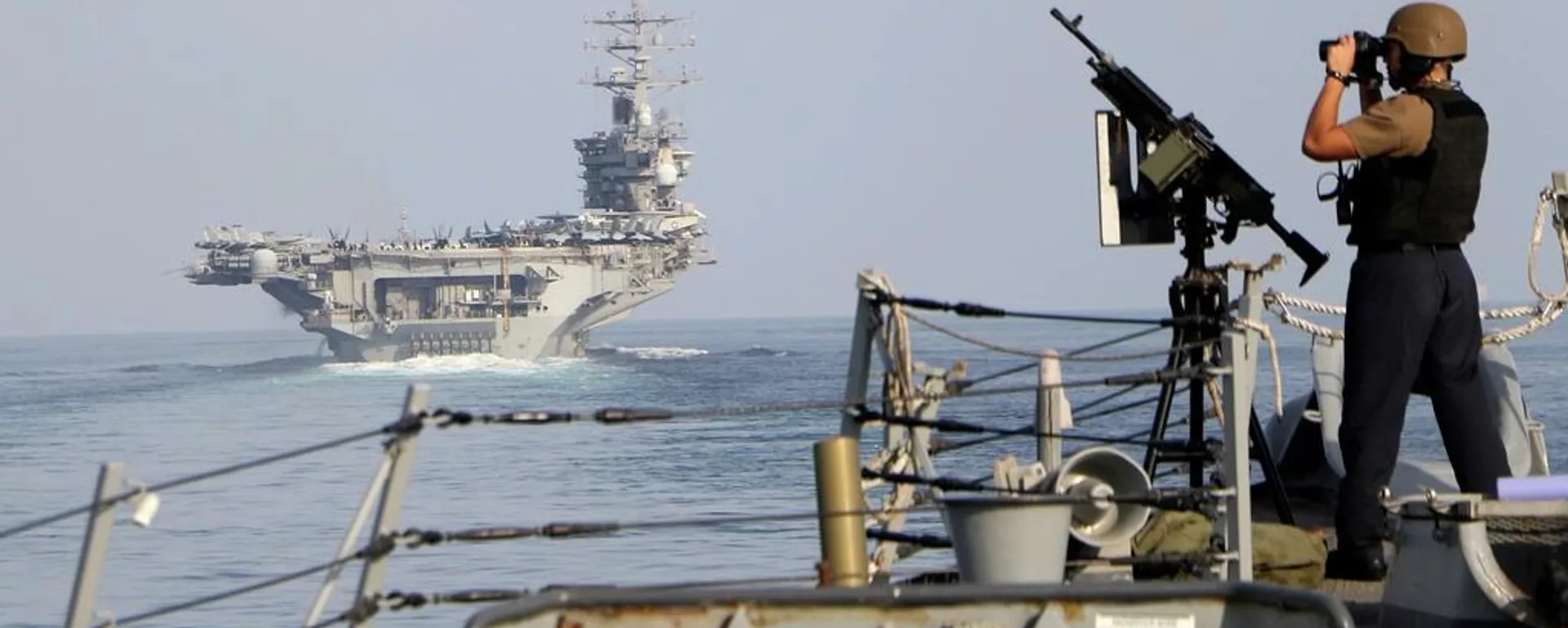 O porta-aviões USS Dwight D. Eisenhower e outros navios de guerra atravessam o estreito de Ormuz em direção ao Golfo Pérsico, 26 de novembro de 2023 - Sputnik Brasil, 1920, 29.04.2026