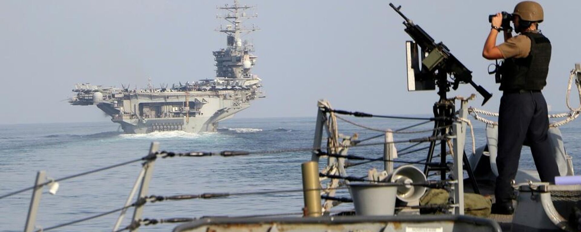 O porta-aviões USS Dwight D. Eisenhower e outros navios de guerra atravessam o estreito de Ormuz em direção ao Golfo Pérsico, 26 de novembro de 2023 - Sputnik Brasil, 1920, 23.04.2026