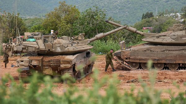 Um soldado israelense trabalha em tanques no norte de Israel, na fronteira com o Líbano, após um cessar-fogo entre Israel e o Hezbollah, em 17 de abril de 2026 - Sputnik Brasil