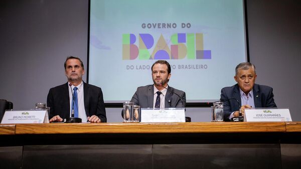 Da direita para a esquerda: Bruno Moretti, ministro do Planejamento e Orçamento; Dario Durigan, ministro da Fazenda; e José Guimarães, ministro das Relações Institucionais. Autoridades falaram durante coletiva de imprensa, em 23 de abril de 2026 - Sputnik Brasil