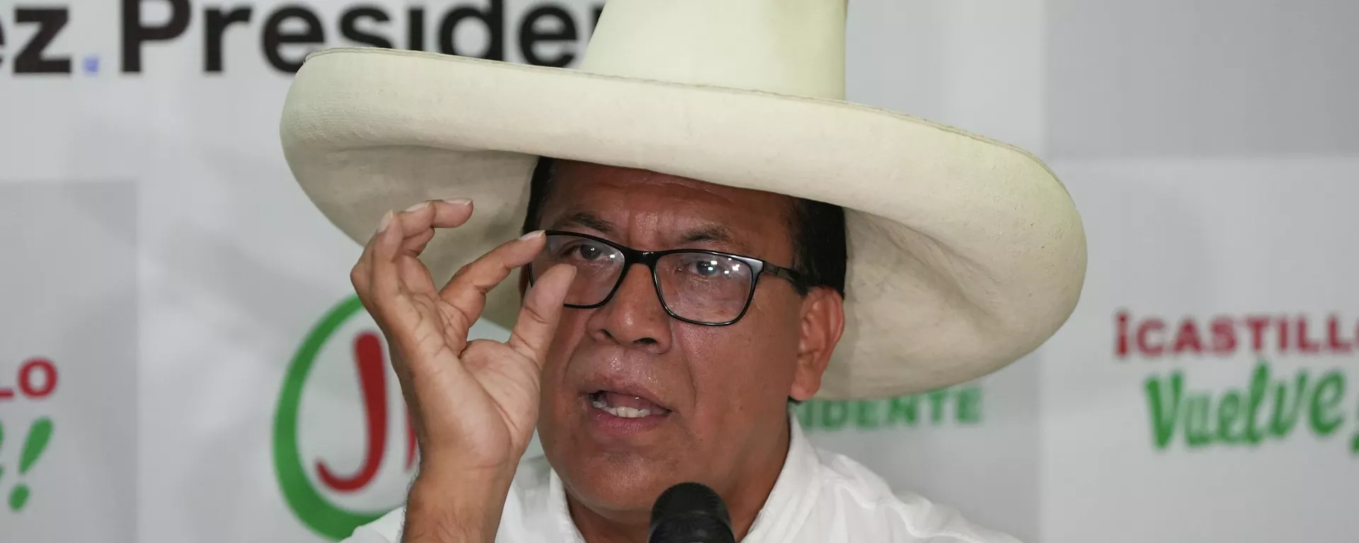 Roberto Sánchez, candidato presidencial do partido Juntos pelo Peru, discursa durante uma coletiva de imprensa em Lima, Peru, 18 de abril de 2026 - Sputnik Brasil, 1920, 23.04.2026