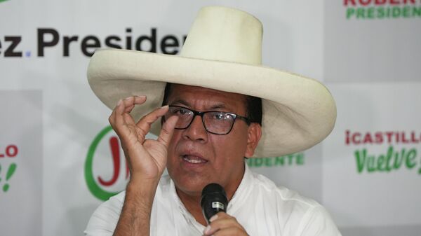 Roberto Sánchez, candidato presidencial do partido Juntos pelo Peru, discursa durante uma coletiva de imprensa em Lima, Peru, 18 de abril de 2026 - Sputnik Brasil