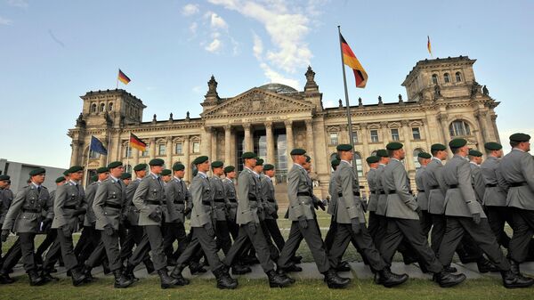 Soldados da Bundeswehr (Forças Armadas da Alemanha) marcham em frente ao Reichstag, sede do parlamento alemão (Bundestag). Berlim, 20 de julho de 2009 - Sputnik Brasil