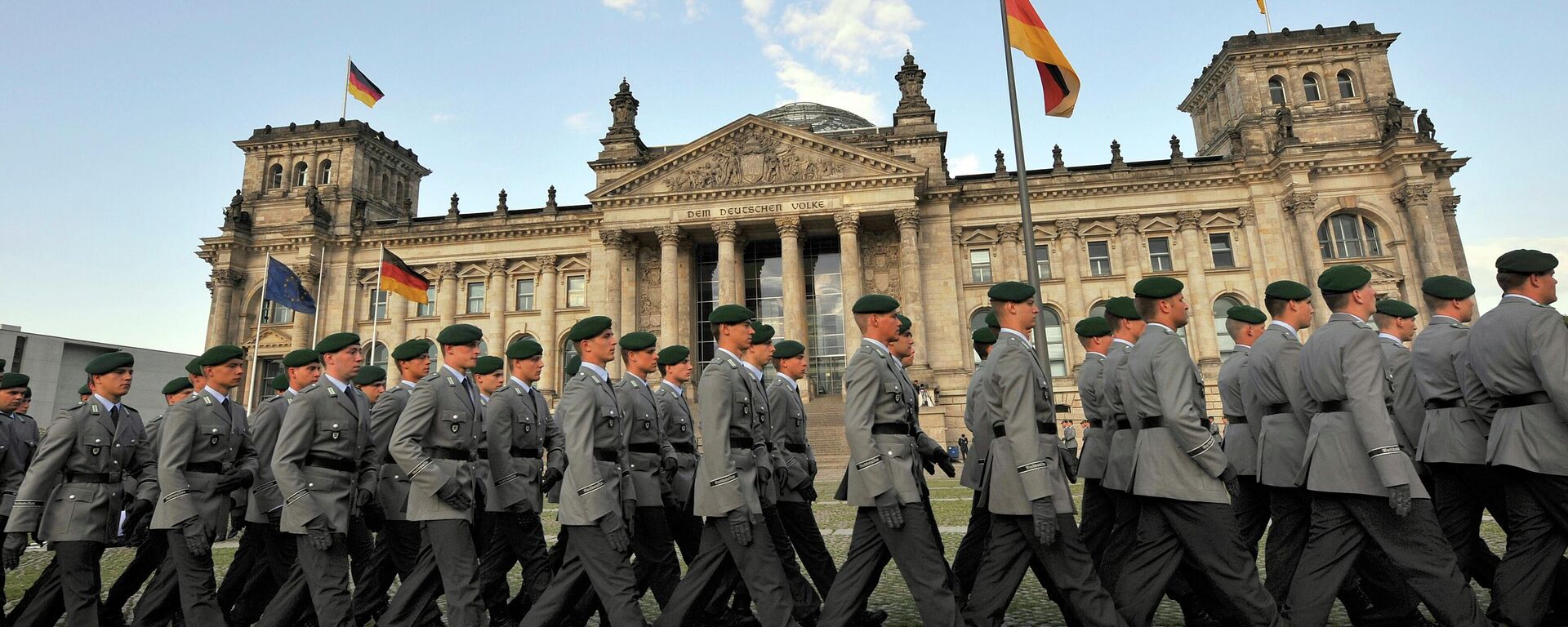 Soldados da Bundeswehr (Forças Armadas da Alemanha) marcham em frente ao Reichstag, sede do parlamento alemão (Bundestag). Berlim, 20 de julho de 2009 - Sputnik Brasil, 1920, 24.04.2026