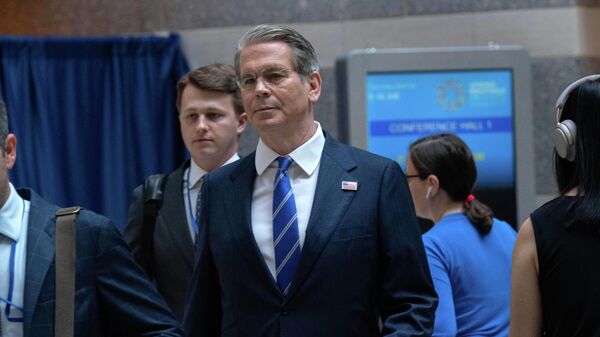 O secretário do Tesouro dos Estados Unidos, Scott Bessent, sai da sede do Fundo Monetário Internacional (FMI) em Washington após a reunião do G20, em 16 de abril de 2026 - Sputnik Brasil