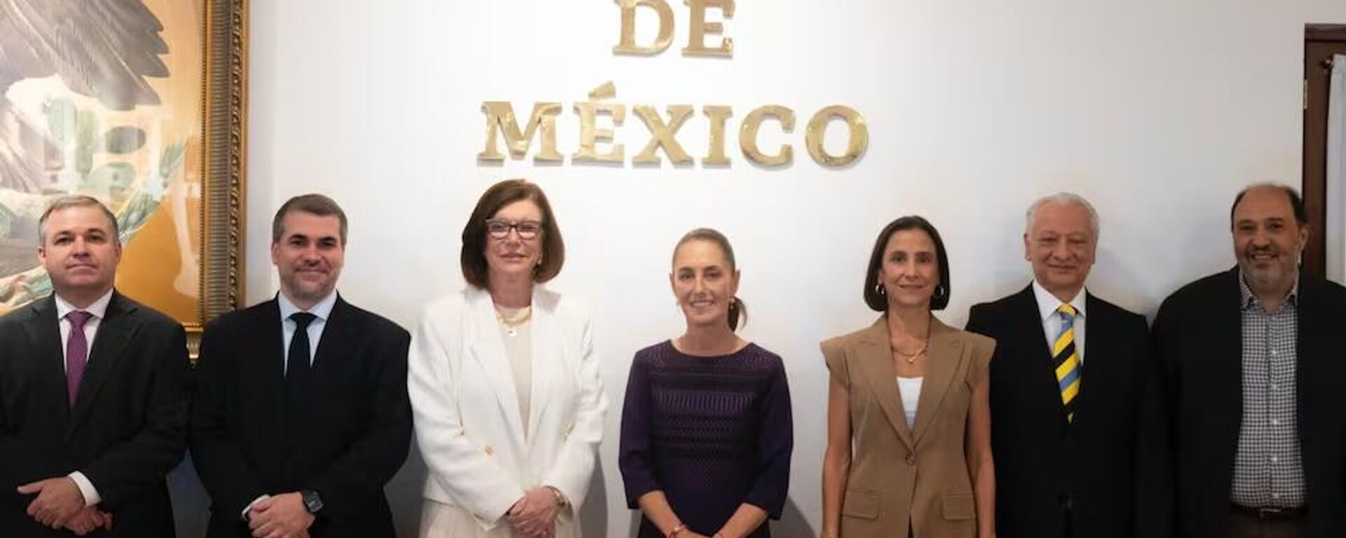 Presidentes do México, Claudia Sheinbaum (ao centro, de roupa escura), e da Petrobras, Magda Chambriard (de branco), se encontram na Cidade do México e tratam da parceria da estatal brasileira com com a Petróleos Mexicanos (Pemex), em 24 de abril de 2026 - Sputnik Brasil, 1920, 12.06.2026