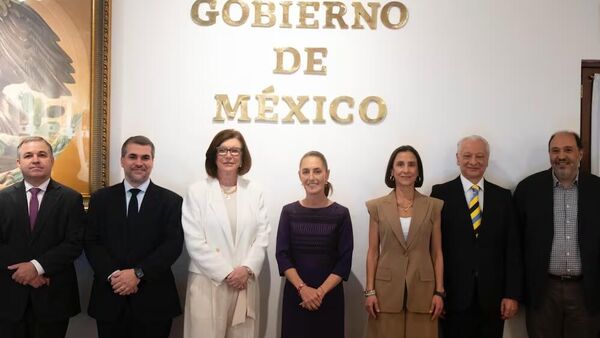 Presidentes do México, Claudia Sheinbaum, e da Petrobras, Magda Chambriard, se encontram na Cidade do México e tratam de estabelecer uma parceria com a Pemex, em 24 de abril de 2026 - Sputnik Brasil