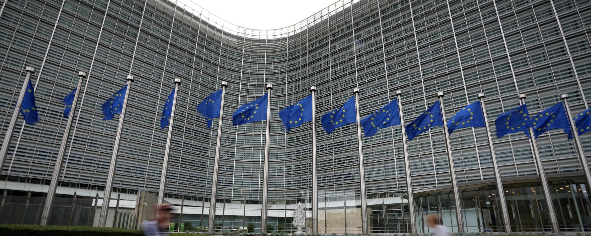 Bandeiras da União Europeia (UE) tremulam ao vento enquanto pedestres passam pela sede da UE em Bruxelas, 20 de setembro de 2023 - Sputnik Brasil, 1920, 25.04.2026