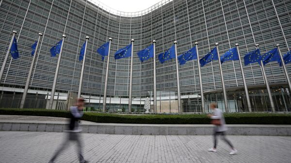 Bandeiras da União Europeia (UE) tremulam ao vento enquanto pedestres passam pela sede da UE em Bruxelas, 20 de setembro de 2023 - Sputnik Brasil