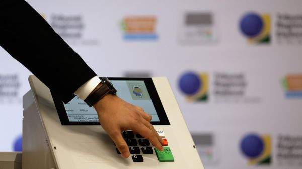 Coletiva de imprensa, no Tribunal Regional Eleitoral do Rio de Janeiro (TRE-RJ), sobre as eleições municipais no Palácio da Democracia, Centro da cidade do Rio de Janeiro, em 1º de setembro de 2024. Na foto, uma demonstração da urna eletrônica - Sputnik Brasil