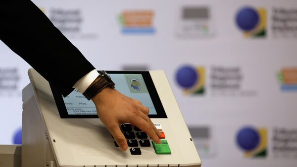 Coletiva de imprensa, no Tribunal Regional Eleitoral do Rio de Janeiro (TRE-RJ), sobre as eleições municipais no Palácio da Democracia, centro da cidade do Rio de Janeiro, 1º de setembro de 2024. Na foto, uma demonstração da urna eletrônica - Sputnik Brasil