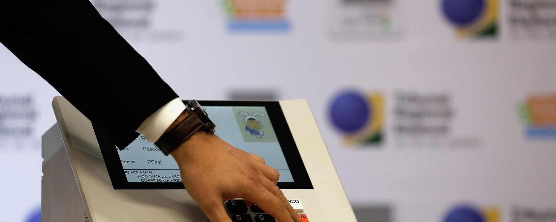 Coletiva de imprensa, no Tribunal Regional Eleitoral do Rio de Janeiro (TRE-RJ), sobre as eleições municipais no Palácio da Democracia, Centro da cidade do Rio de Janeiro, em 1º de setembro de 2024. Na foto, uma demonstração da urna eletrônica - Sputnik Brasil, 1920, 27.04.2026