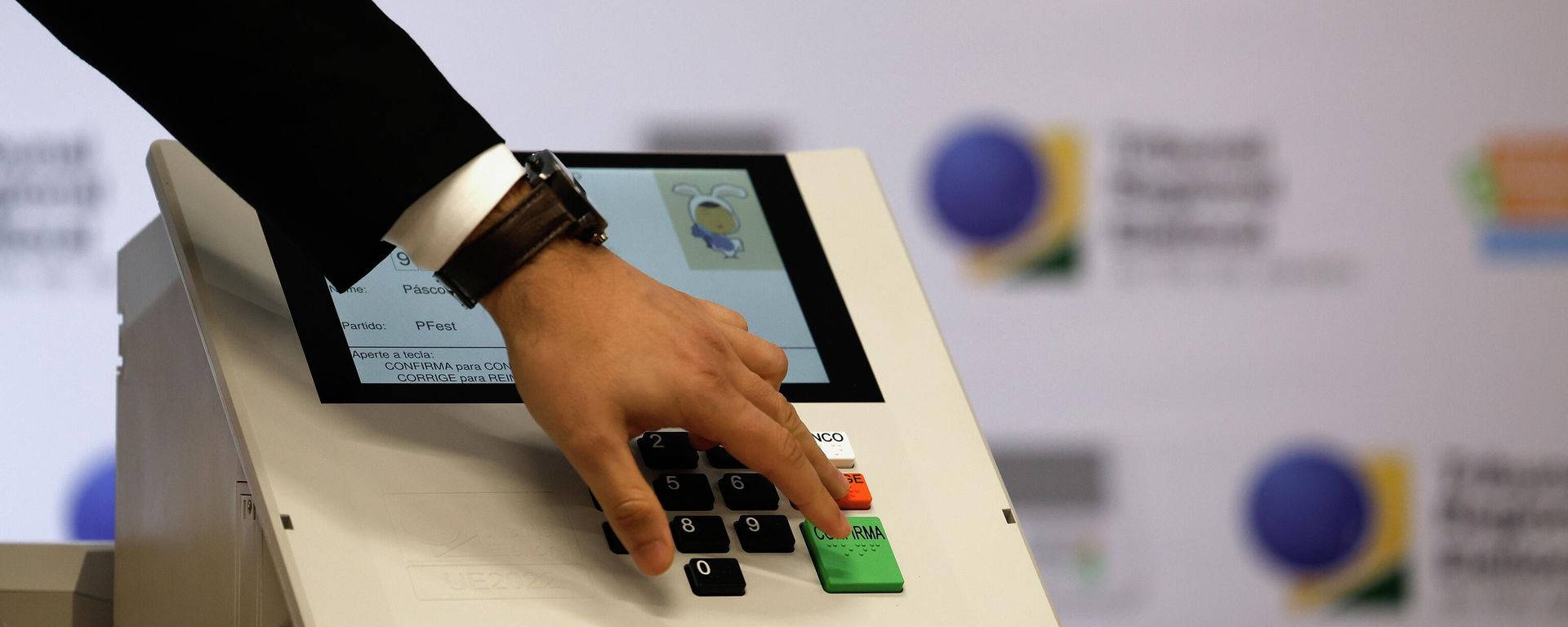 Coletiva de imprensa, no Tribunal Regional Eleitoral do Rio de Janeiro (TRE-RJ), sobre as eleições municipais no Palácio da Democracia, Centro da cidade do Rio de Janeiro, em 1º de setembro de 2024. Na foto, uma demonstração da urna eletrônica - Sputnik Brasil, 1920, 27.04.2026