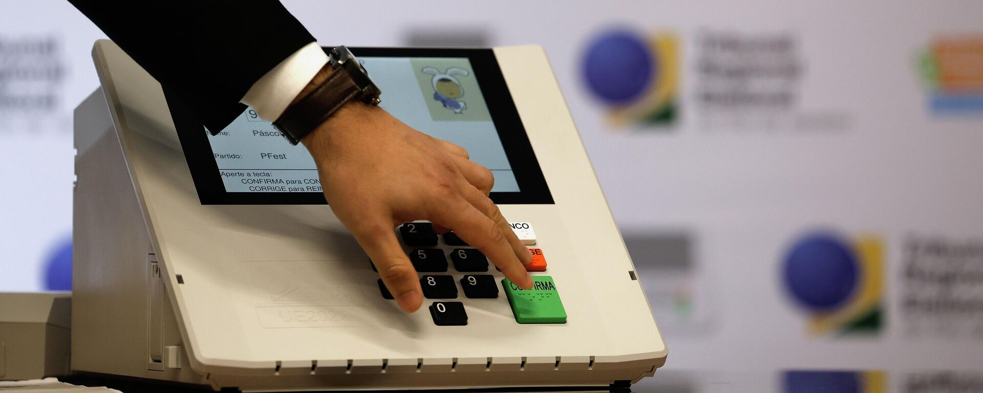 Coletiva de imprensa, no Tribunal Regional Eleitoral do Rio de Janeiro (TRE-RJ), sobre as eleições municipais no Palácio da Democracia, Centro da cidade do Rio de Janeiro, em 1º de setembro de 2024. Na foto, uma demonstração da urna eletrônica - Sputnik Brasil, 1920, 27.04.2026