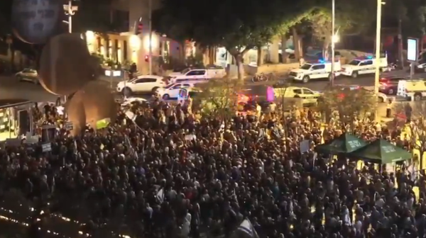 Milhares de manifestantes em ato contra o governo do primeiro-ministro Benjamin Netanyahu em Tel Aviv. 25 de abril de 2026 - Sputnik Brasil