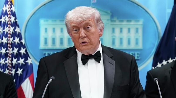 Donald Trump concede coletiva após incidente com atirador em jantar com correspondentes da Casa Branca, em Washington DC. EUA, 26 de abril de 2026 - Sputnik Brasil