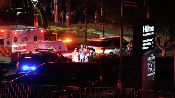 Agentes da lei respondem a um incidente no hotel Washington Hilton durante o Jantar dos Correspondentes da Casa Branca, em Washington DC. EUA, 25 de abril de 2026. - Sputnik Brasil