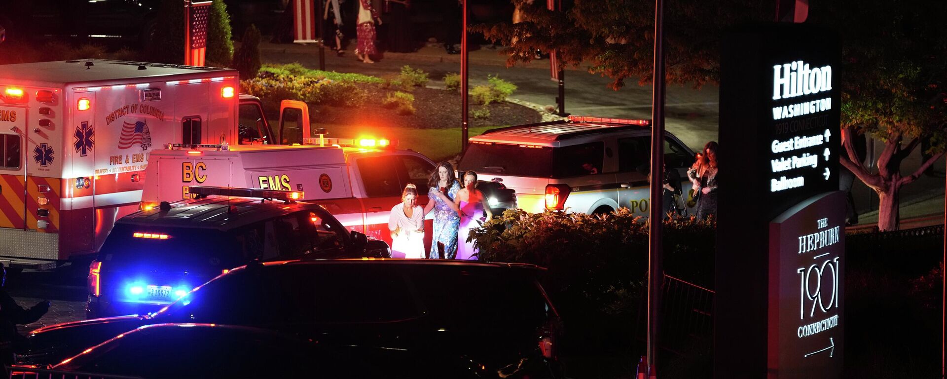 Agentes da lei respondem a um incidente no hotel Washington Hilton durante o Jantar dos Correspondentes da Casa Branca, em Washington DC. EUA, 25 de abril de 2026. - Sputnik Brasil, 1920, 25.04.2026