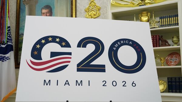 Uma placa anunciando a realização da cúpula do G20 em Miami em 2026 é exibida enquanto Donald Trump discursa no Salão Oval da Casa Branca, em Washington DC. EUA, 5 de setembro de 2025  - Sputnik Brasil