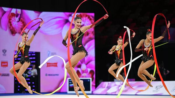 Ginastas juvenis russas de ginástica rítmica durante competição - Sputnik Brasil