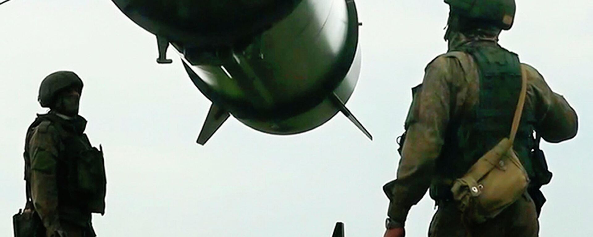 Soldados russos carregam lançadores de mísseis balísticos de curto alcance Iskander-M em uma posição de tiro como parte de um exercício militar destinado a treinar as tropas no uso de armas nucleares táticas. - Sputnik Brasil, 1920, 14.06.2026