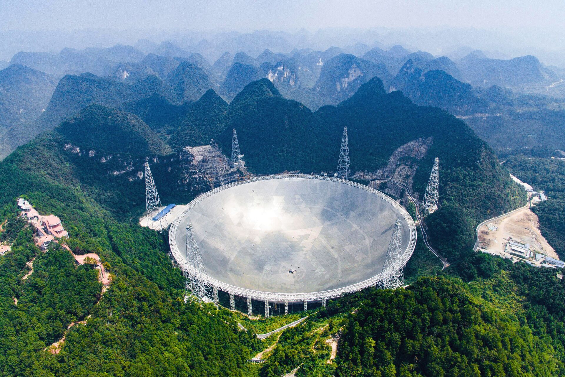 Nesta foto divulgada pela Agência de Notícias Xinhua, uma vista aérea do Telescópio Esférico de Abertura de Quinhentos Metros (FAST, na sigla em inglês) no remoto condado de Pingtang, na província de Guizhou, sudoeste da China, 24 de setembro de 2016