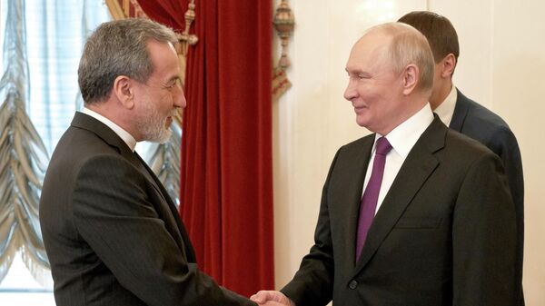 Presidente russo Putin se encontra com chanceler iraniano Aragchi em São Petersburgo - Sputnik Brasil