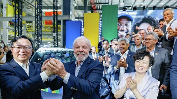 O presidente do Brasil, Luiz Inácio Lula da Silva (ao centro), durante a inauguração da fábrica da BYD, em Camaçari (BA), em 9 de outubro de 2025 - Sputnik Brasil