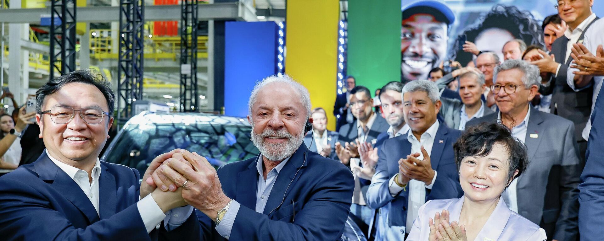 O presidente do Brasil, Luiz Inácio Lula da Silva (ao centro), durante a inauguração da fábrica da BYD, em Camaçari (BA), em 9 de outubro de 2025 - Sputnik Brasil, 1920, 27.04.2026
