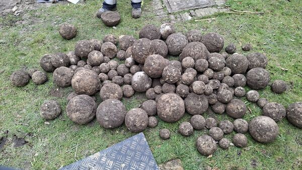 Balas de canhão de pedra da Idade Média foram descobertas durante escavações na Bélgica - Sputnik Brasil