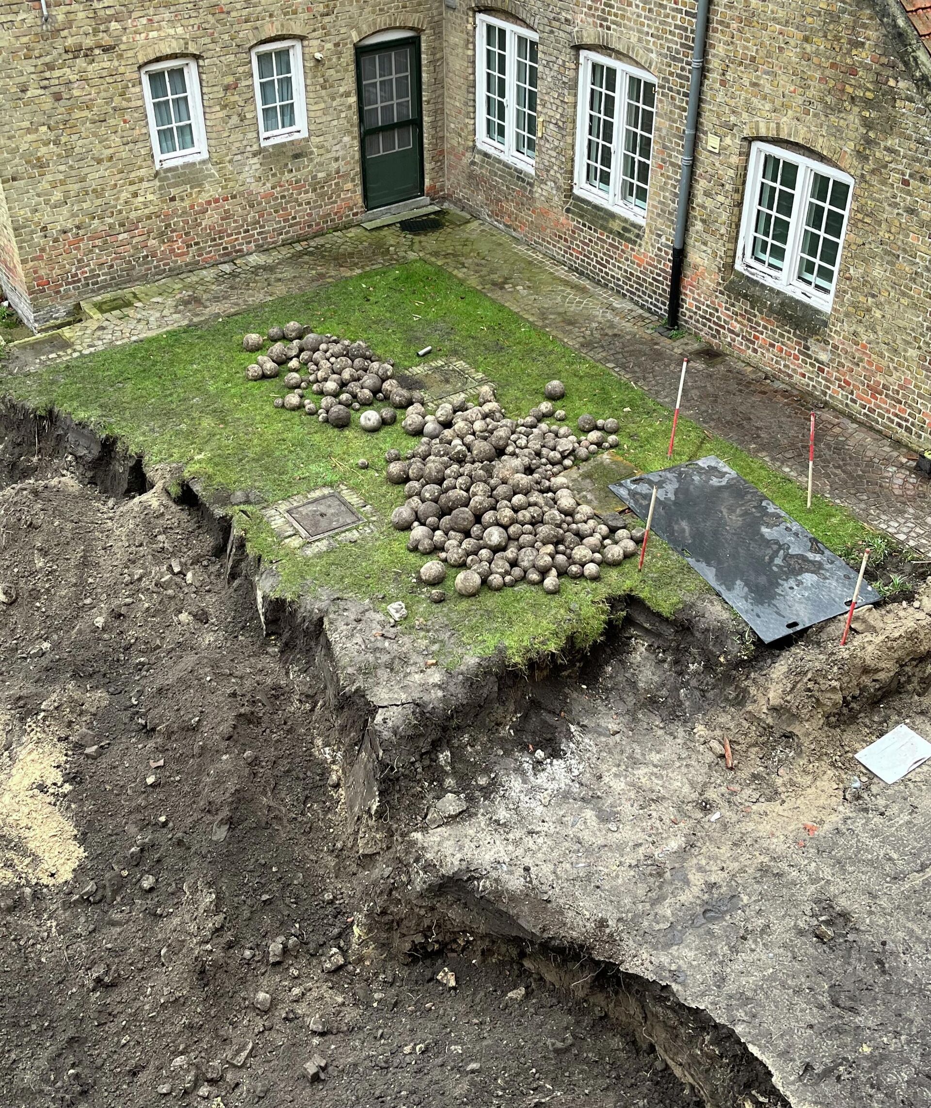 Balas de canhão de pedra da Idade Média foram descobertas durante escavações na Bélgica